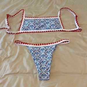 Never worn, size medium swim set.